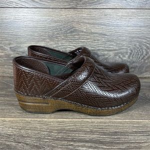 Dansko Women's Size 8.5 to 9 Professional Brown Woven Leather Clogs